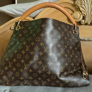 Louis Vuitton artsy MM